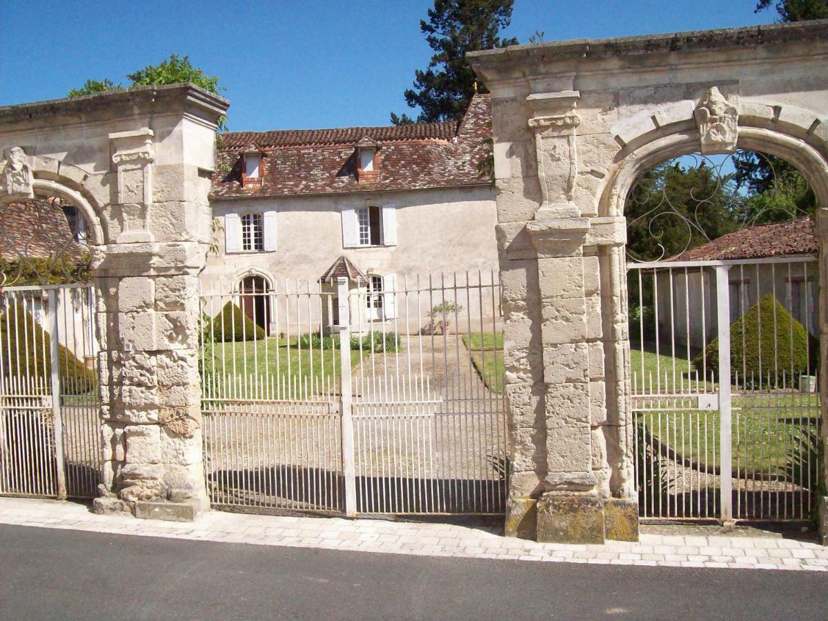 Chateau La Gentilhommiere Du Puits Notre-Dame 30 Rue De L'Eglise 24110 Saint Leon Sur L'Isle Bagian luar foto
