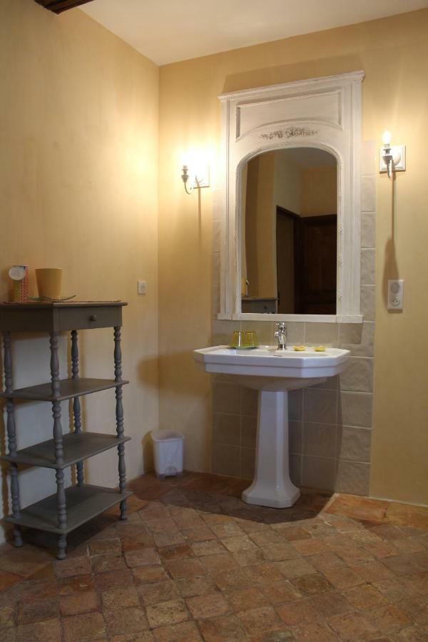 Chateau La Gentilhommiere Du Puits Notre-Dame 30 Rue De L'Eglise 24110 Saint Leon Sur L'Isle Bagian luar foto
