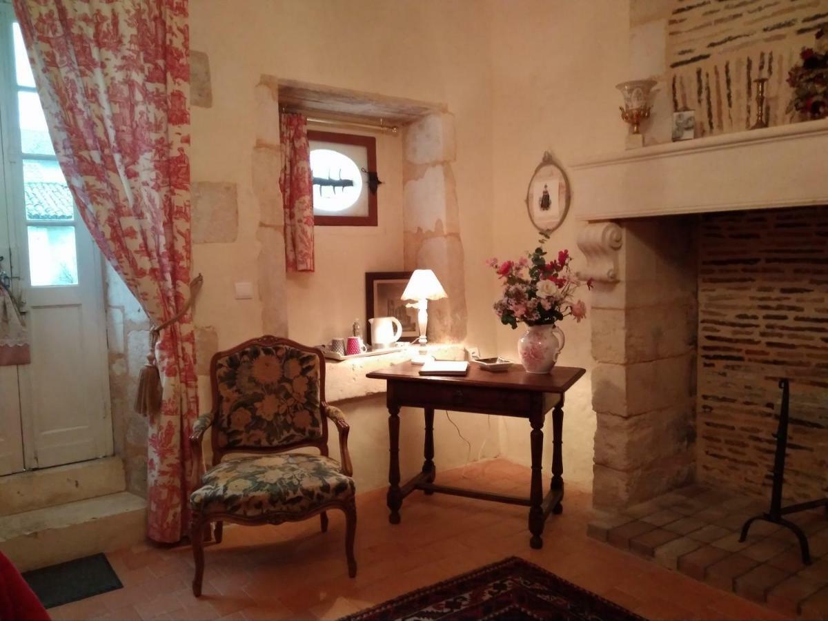 Chateau La Gentilhommiere Du Puits Notre-Dame 30 Rue De L'Eglise 24110 Saint Leon Sur L'Isle Bagian luar foto